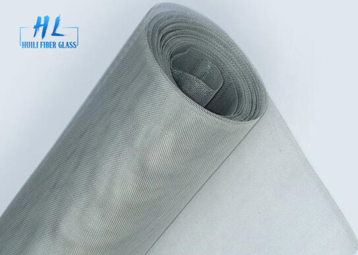 Rollo de malla de mosquitos de fibra de vidrio resistente a los rayos UV de tejido plano 18 * 16 / 20 * 20 malla permeable al agua