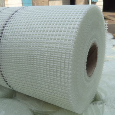 malla de fibra de vidrio blanca con resistencia a la tracción 800N resistencia al agua para el refuerzo de paredes